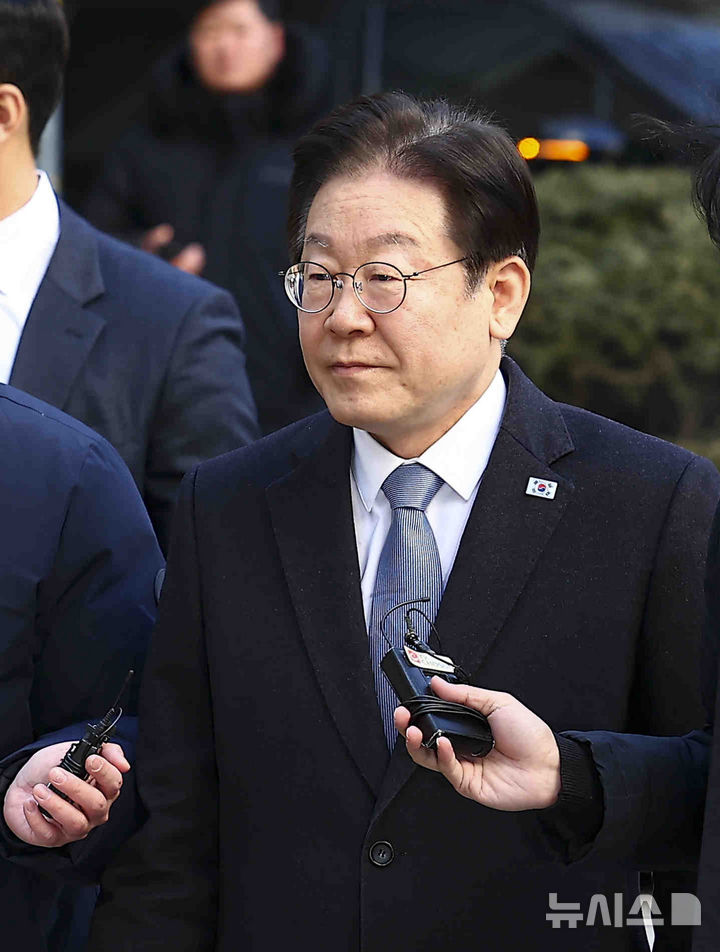 [서울=뉴시스] 김근수 기자 = 이재명 더불어민주당 대표가 18일 오전 서울 서초구 서울중앙지방법원에서 열린 '대장동 배임 및 성남FC 뇌물 의혹' 관련 특정범죄가중처벌등에관한법률위반 공판에 출석하고 있다. 2025.02.18. ks@newsis.com