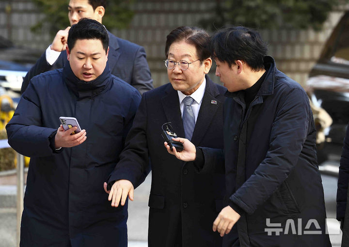 [서울=뉴시스] 김근수 기자 = 이재명 더불어민주당 대표가 18일 오전 서울 서초구 서울중앙지방법원에서 열린 '대장동 배임 및 성남FC 뇌물 의혹' 관련 특정범죄가중처벌등에관한법률위반 공판에 출석하고 있다. 2025.02.18. ks@newsis.com