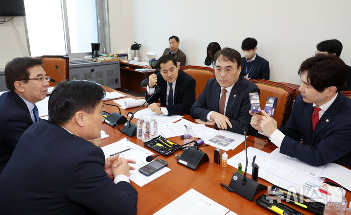 [서울=뉴시스] 조성우 기자 = 18일 오전 서울 여의도 국회에서 열린 기획재정위원회 제2차 경제재정소위원회에서 정일영(왼쪽부터 시계방향) 더불어민주당 의원, 박대출, 이종욱, 박성훈 국민의힘 의원, 김영진 더불어민주당 의원이 각각 천연니코틴과 합성니코틴으로 만들어진 액상형 담배를 살펴보고 있다. 2025.02.18. xconfind@newsis.com