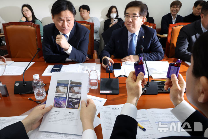 [서울=뉴시스] 조성우 기자 = 18일 오전 서울 여의도 국회에서 열린 기획재정위원회 제2차 경제재정소위원회에서 김영진, 정일영 더불어민주당 의원이 각각 천연니코틴과 합성니코틴으로 만들어진 액상형 담배를 살펴보고 있다. 2025.02.18. xconfind@newsis.com