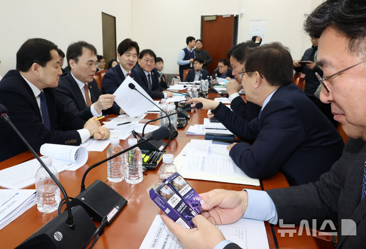[서울=뉴시스] 조성우 기자 = 서울 여의도 국회에서 열린 기획재정위원회 제2차 경제재정소위원회에서 박대출(왼쪽 시계방향), 이종욱, 박성훈 국민의힘 의원, 차규근 조국혁신당 의원, 김영진, 정일영, 윤호중 더불어민주당 의원이 각각 천연니코틴과 합성니코틴으로 만들어진 액상형 담배를 살펴보고 있다. 2025.02.18. xconfind@newsis.com