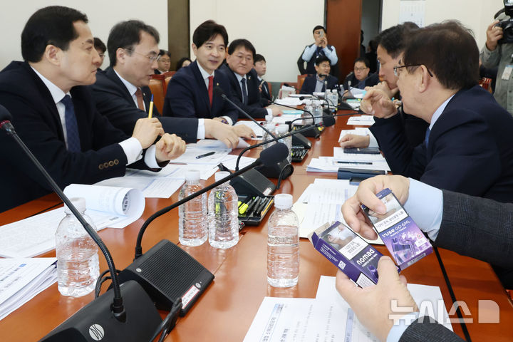 [서울=뉴시스] 조성우 기자 = 사진은 지난 18일 오전 서울 여의도 국회에서 열린 기획재정위원회 제2차 경제재정소위원회에서 박대출(왼쪽 시계방향), 이종욱, 박성훈 국민의힘 의원, 차규근 조국혁신당 의원, 김영진, 정일영 더불어민주당 의원이 각각 천연니코틴과 합성니코틴으로 만들어진 액상형 담배를 살펴보고 있는 모습. 2025.02.18. xconfind@newsis.com