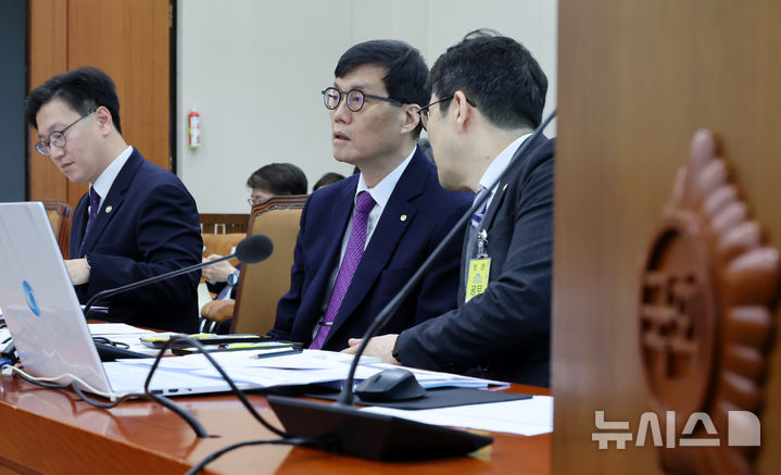 [서울=뉴시스] 조성우 기자 = 이창용(가운데) 한국은행 총재가 18일 오전 서울 여의도 국회에서 열린 기획재정위원회 전체회의에서 유상대 부총재가 대화하고 있다. 2025.02.18. xconfind@newsis.com