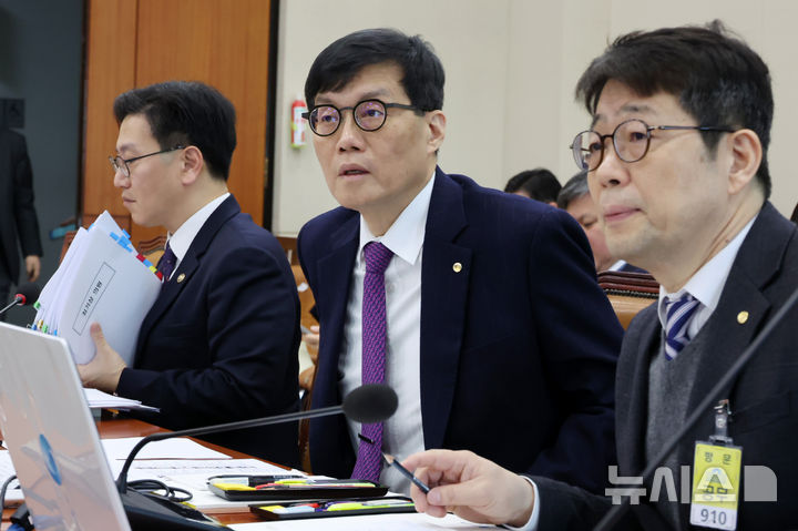 [서울=뉴시스] 조성우 기자 = 이창용(가운데) 한국은행 총재가 18일 오전 서울 여의도 국회에서 열린 기획재정위원회 전체회의에 출석해 자리하고 있다. 왼쪽부터 김범석 기획재정부 1차관, 이 총재, 유상대 부총재. 2025.02.18. xconfind@newsis.com