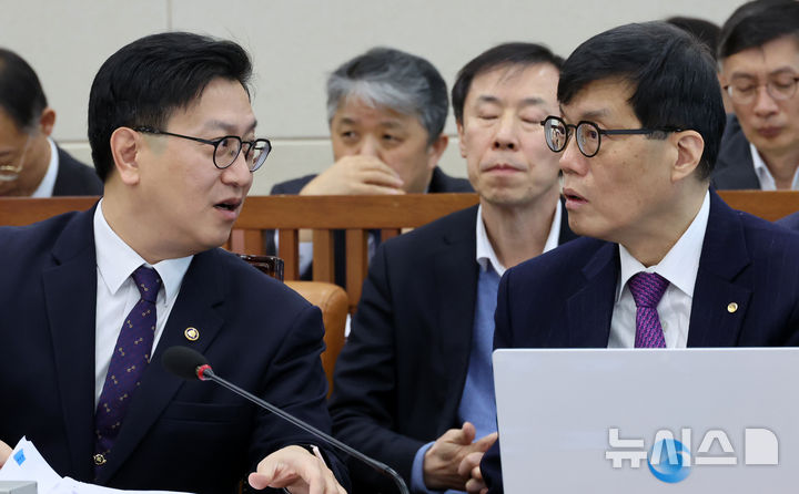 [서울=뉴시스] 조성우 기자 = 이창용(오른쪽) 한국은행 총재와 김범석 기획재정부 1차관이 18일 오전 서울 여의도 국회에서 열린 기획재정위원회 전체회의에서 대화하고 있다. 2025.02.18. xconfind@newsis.com
