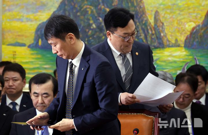 [서울=뉴시스] 조성봉 기자= 이복현 금융감독원장과 김병환(오른쪽) 금융위원장이 18일 오전 서울 여의도 국회에서 열린 정무위원회 전체회의에서 업무보고를 하기 위해 이동하고 있다. 2025.02.18. suncho21@newsis.com
