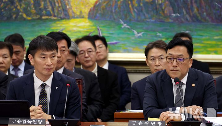 [서울=뉴시스] 조성봉 기자= 이복현 금융감독원장과 김병환(오른쪽) 금융위원장이 18일 오전 서울 여의도 국회에서 열린 정무위원회 전체회의에서 의원들의 질의를 듣고 있다. 2025.02.18. suncho21@newsis.com