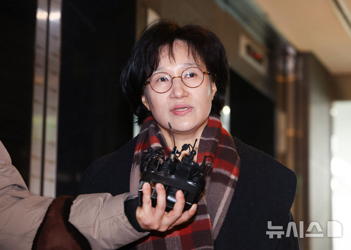 [서울=뉴시스] 황준선 기자 = 원민경 국가인권위원회 비상임위원이 18일 오전 서울 중구 국가인권위원회에서 열린 임시 군인권보호위원회(군인권소위)의 안건을 확인하고 방청을 하기 위해 인권위에 도착해 입장을 밝히고 있다. 임시 군인권보호위원회는 이날 12·3 계엄 사태에 가담한 혐의로 구속기소된 장군(여인형 전 방첩사령관, 문상호 전 국군정보사령관, 곽종근 전 특수전사령관, 이진우 전 수도방위사령관) 4명이 제기한 긴급구제 안건을 논의한다. 2025.02.18. hwang@newsis.com