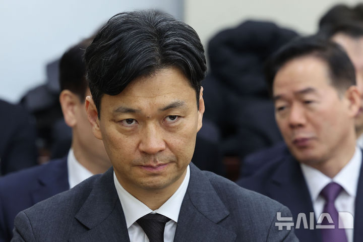 [서울=뉴시스] 권창회 기자 = 비상계엄 사태 연루 의혹을 받는 박현수 서울경찰청장 직무대리가 18일 서울 여의도 국회에서 열린 제422회 국회(임시회) 행정안전위원회 제1차 전체회의에 출석해 자리하고 있다. 2025.02.18. kch0523@newsis.com