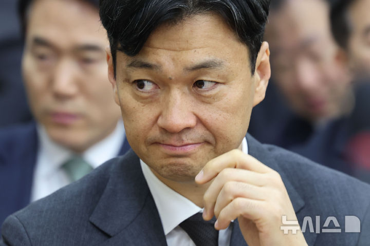 [서울=뉴시스] 권창회 기자 = 비상계엄 사태 연루 의혹을 받는 박현수 서울경찰청장 직무대리가 18일 서울 여의도 국회에서 열린 제422회 국회(임시회) 행정안전위원회 제1차 전체회의에 출석해 얼굴을 만지고 있다. 2025.02.18. kch0523@newsis.com