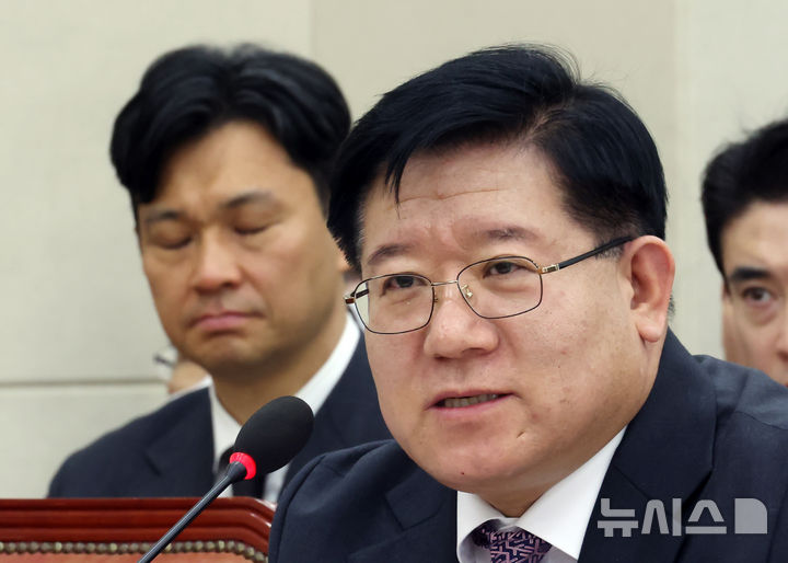 [서울=뉴시스] 고승민 기자 = 이호영 경찰청장 직무대행이 18일 서울 여의도 국회에서 열린 제422회 국회(임시회) 행정안전위원회 제1차 전체회의에서 의원 질의에 답하고 있다. 2025.02.18. kkssmm99@newsis.com