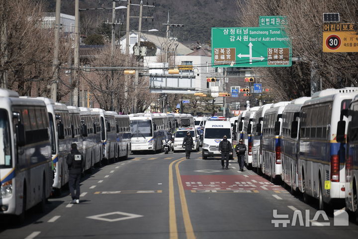 [서울=뉴시스] 정병혁 기자 = 윤석열 대통령의 탄핵심판 9차 변론기일을 앞둔 19일 서울 종로구 헌법재판소 인근에서 경찰이 통제하고 있다. 2025.02.18. jhope@newsis.com