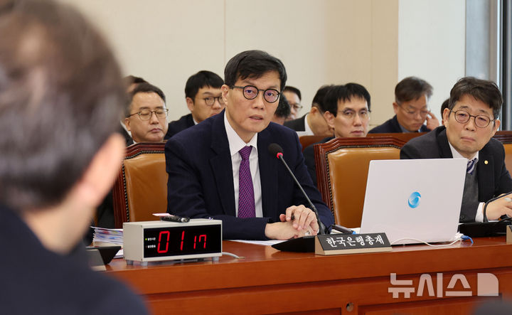 [서울=뉴시스] 조성우 기자 = 이창용 한국은행 총재가 18일 오전 서울 여의도 국회에서 열린 기획재정위원회 전체회의에서 의원 질의에 답변하고 있다. 2025.02.18. xconfind@newsis.com