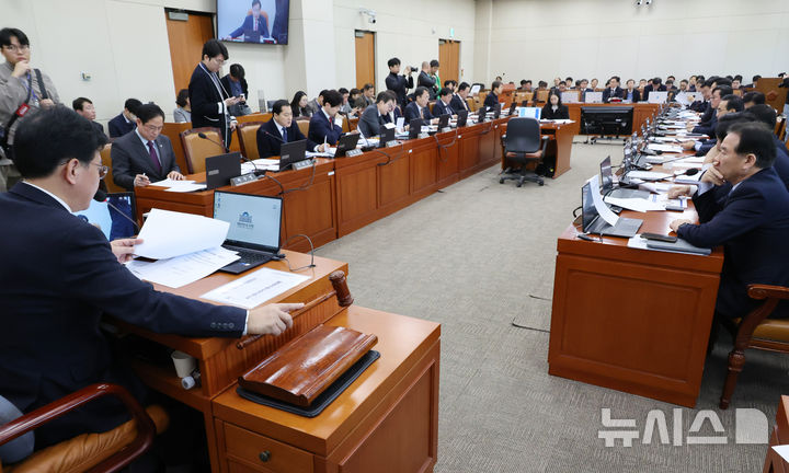 [서울=뉴시스] 조성우 기자 = 18일 오전 서울 여의도 국회에서 열린 기획재정위원회 전체회의에서 송언석 위원장이 이른바 'K칩스법'으로 불리는 조세특례제한법 개정안 등 안건을 의결하고 있다. 2025.02.18. xconfind@newsis.com