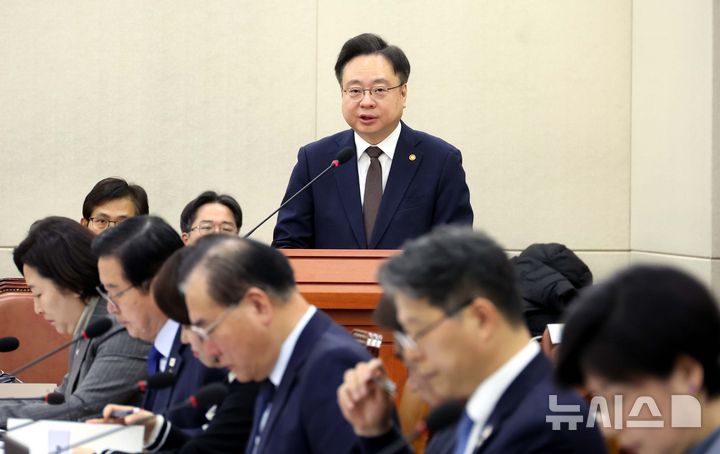 [서울=뉴시스] 조성봉 기자= 조규홍 보건복지부 장관이 18일 오전 서울 여의도 국회에서 열린 보건복지위원회 전체회의에서 업무보고를 하고 있다. 2025.02.18. suncho21@newsis.com