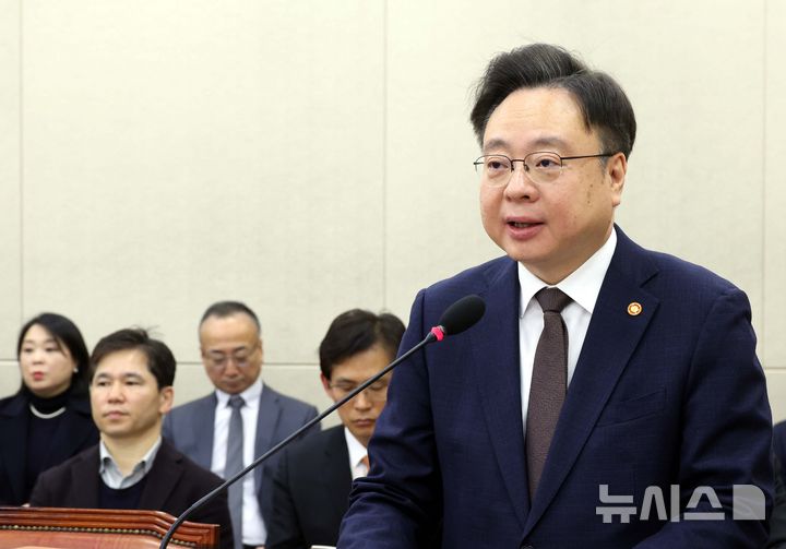 [서울=뉴시스] 조성봉 기자= 조규홍 보건복지부 장관이 18일 오전 서울 여의도 국회에서 열린 보건복지위원회 전체회의에서 업무보고를 하고 있다. 2025.02.18. suncho21@newsis.com