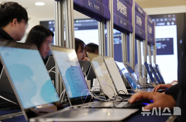 [부산=뉴시스] 하경민 기자 = 올해 3월 도입을 앞둔 'AI 디지털교과서 상설 전시회'가 열린 18일 부산 북구 SW·AI교육거점센터에서 지역 교사들이&nbsp; AI 디지털교과서를 살펴보고 있다. 오는 28일까지 열리는 이번 전시회에서는 올해 도입하는 초3·4, 중1, 고1 대상 영어·수학·정보 교과 12개 개발사의 76종 AI 디지털교과서 시연하고, 개발사별 설명회 등이 마련된다. 2025.02.18. yulnetphoto@newsis.com