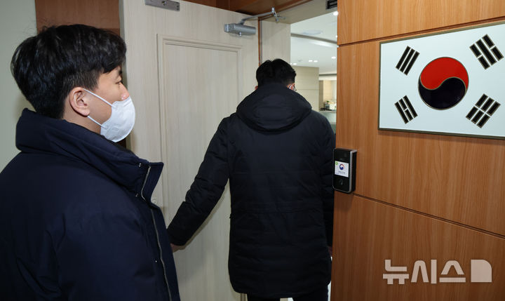 [서울=뉴시스] 배훈식 기자 = 언론사 단전·단수 지시 의혹을 받고 있는 이상민 전 행정안전부 장관 집무실과 자택에 대한 압수수색에 들어간 18일 서울 종로구 정부서울청사 행안부 장관 집무실 안으로 경찰 수사관들이 들어가고 있다. 2025.02.18. dahora83@newsis.com