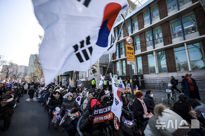 [서울=뉴시스] 정병혁 기자 = 18일 서울 종로구 헌법재판소 인근에서 자유통일당 회원 및 윤 대통령 지지자들이 탄핵 반대 집회를 하고 있다. 2025.02.18. jhope@newsis.com