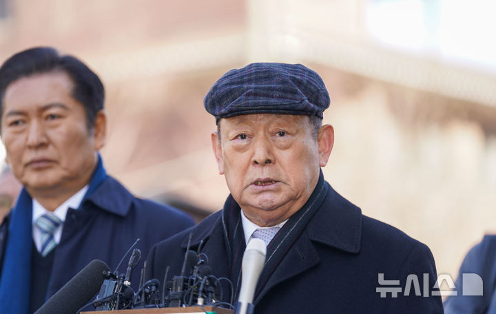 [서울=뉴시스] 사진공동취재단 = 국회 측 탄핵소추 대리인단 공동대표인 송두환 전 국가인권위원장이 18일 서울 종로구 헌법재판소에서 열린 윤석열 대통령 탄핵심판 9차 변론기일에 출석해 입장을 밝히고 있다. 2025.02.18. photo@newsis.com