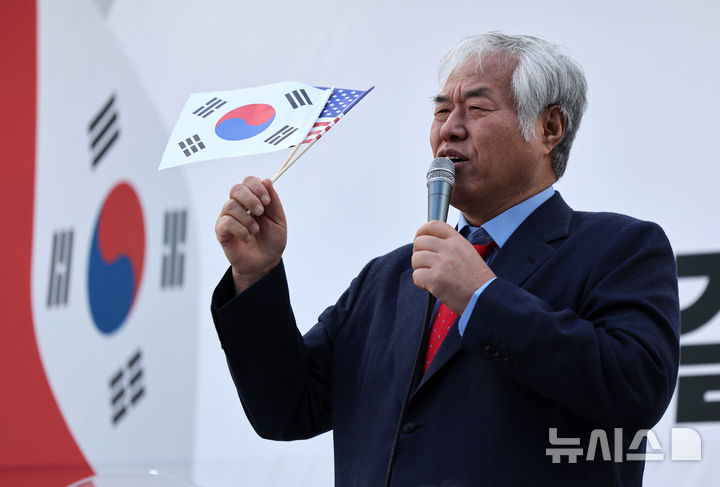 [대구=뉴시스] 이무열 기자 = 전광훈 사랑제일교회 목사가 18일 대구 중구 동양생명빌딩 앞에서 열린 3.1절 천만혁명을 위한 지역 국민대회에서 발언을 하고 있다. 2025.02.18. lmy@newsis.com