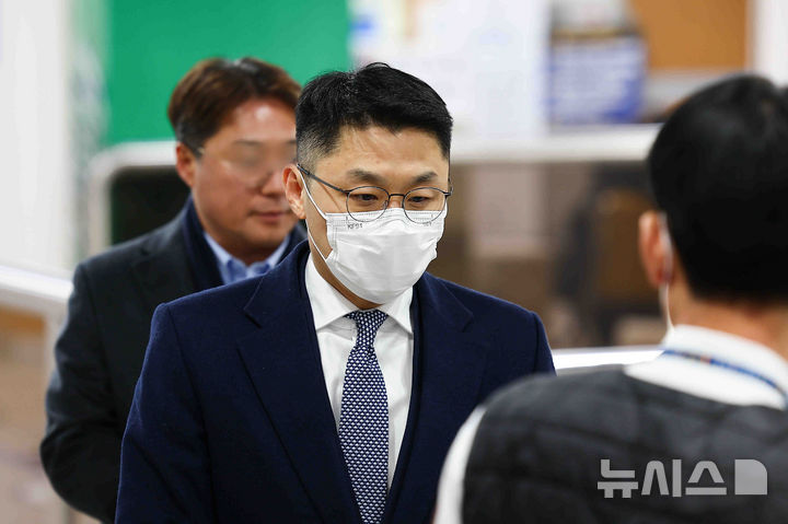 [서울=뉴시스] 김근수 기자 = 업무상배임 등 혐의로 불구속 수사 중인 유준원 상상인 그룹 대표가 18일 오후 서울 서초구 서울중앙지법에서 열린 선고 공판에 출석하고 있다. 2025.02.18. ks@newsis.com