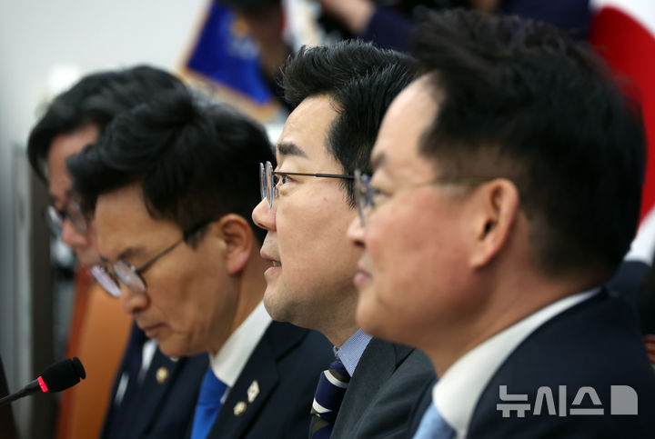 [서울=뉴시스] 고승민 기자 = 박찬대 더불어민주당 원내대표가 18일 서울 여의도 국회에서 열린 제5차 민생경제회복단 추경예산 간담회에서 발언하고 있다. 2025.02.18. kkssmm99@newsis.com