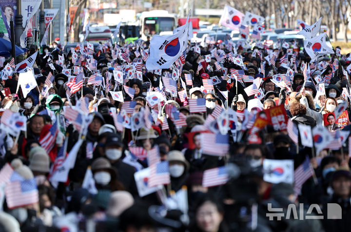 [대구=뉴시스] 이무열 기자 = 18일 대구 중구 동양생명빌딩 앞에서 열린 3.1절 천만혁명을 위한 지역 국민대회에서 참석자들이 탄핵무효 구호를 외치고 있다. 2025.02.18. lmy@newsis.com