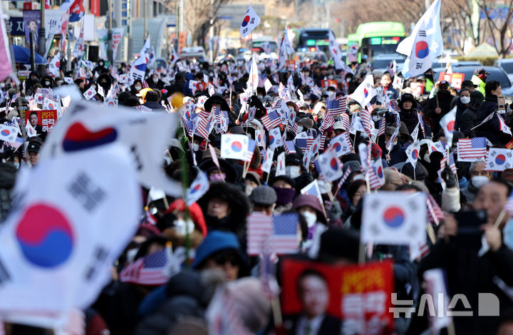 [대구=뉴시스] 이무열 기자 = 18일 대구 중구 동양생명빌딩 앞에서 열린 3.1절 천만혁명을 위한 지역 국민대회에서 참석자들이 탄핵무효 구호를 외치고 있다. 2025.02.18. lmy@newsis.com