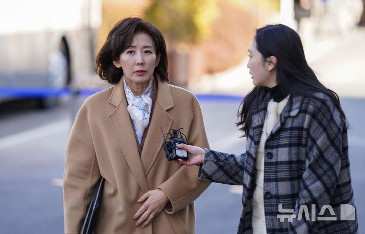 [서울=뉴시스] 사진공동취재단 = 나경원 국민의힘 의원이 18일 서울 종로구 헌법재판소에서 열린 윤석열 대통령 탄핵심판 9차 변론기일에 참석하고 있다. 2025.02.18. photo@newsis.com