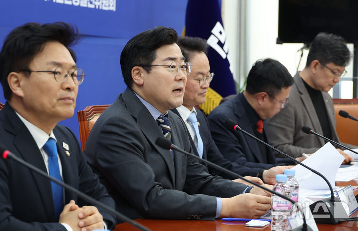 [서울=뉴시스] 고승민 기자 = 박찬대 더불어민주당 원내대표가 18일 서울 여의도 국회에서 열린 제5차 민생경제회복단 추경예산 간담회에서 발언하고 있다. 2025.02.18. kkssmm99@newsis.com