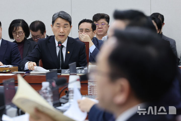 [서울=뉴시스] 권창회 기자 = 이주호 사회부총리 겸 교육부장관이 18일 서울 여의도 국회에서 열린 교육위원회 전체회의에서 대전 초등학생 사망 사건 관련 의원질의에 답하고 있다. 2025.02.18. kch0523@newsis.com