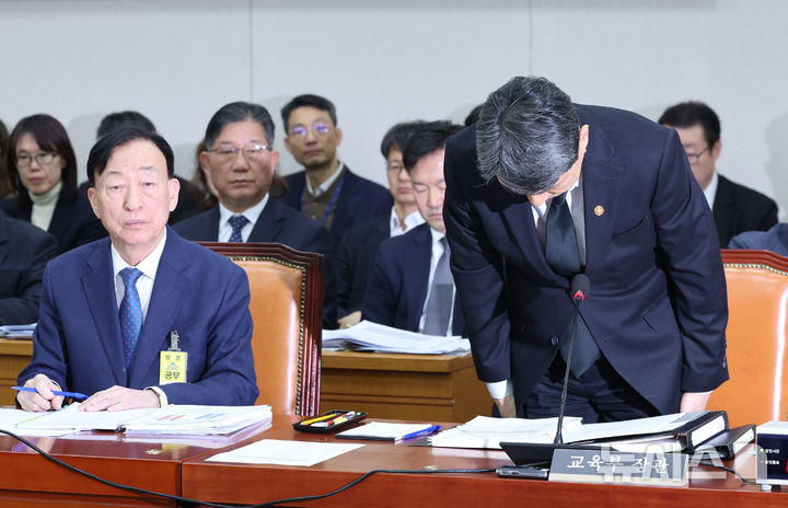 [서울=뉴시스] 권창회 기자 = 이주호 사회부총리 겸 교육부장관이 18일 서울 여의도 국회에서 열린 교육위원회 전체회의에서 대전 초등학생 사망 사건 관련 사과하고 있다. 2025.02.18. kch0523@newsis.com