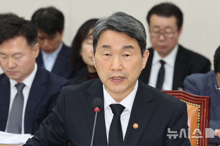 [서울=뉴시스] 권창회 기자 = 이주호 사회부총리 겸 교육부장관이 18일 서울 여의도 국회에서 열린 교육위원회 전체회의에서 대전 초등학생 사망 사건 관련 의원질의에 답하고 있다. 2025.02.18. kch0523@newsis.com