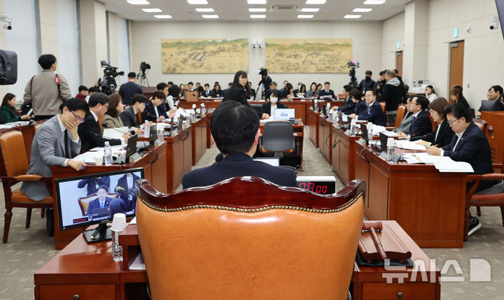 [서울=뉴시스] 권창회 기자 = 김영호 교육위원장이 18일 서울 여의도 국회에서 열린 교육위원회 전체회의에서 발언하고 있다. 2025.02.18. kch0523@newsis.com