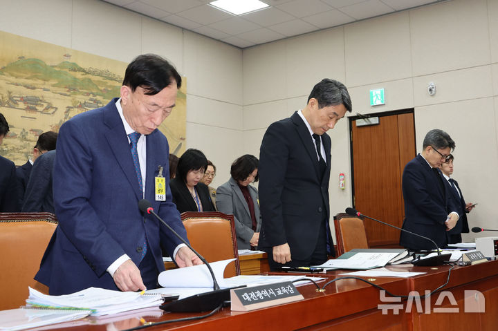 [서울=뉴시스] 권창회 기자 = 이주호 사회부총리 겸 교육부장관과 설동호 대전시 교육감을 비롯한 국무위원들이 18일 서울 여의도 국회에서 열린 교육위원회 전체회의에서 대전 초등학생 사망 사건 관련 묵념하고 있다. 2025.02.18. kch0523@newsis.com