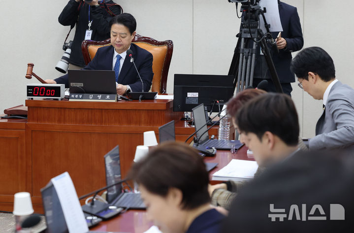 [서울=뉴시스] 권창회 기자 = 김영호 교육위원장이 18일 서울 여의도 국회에서 열린 교육위원회 전체회의에서 의사봉을 두드리고 있다. 2025.02.18. kch0523@newsis.com