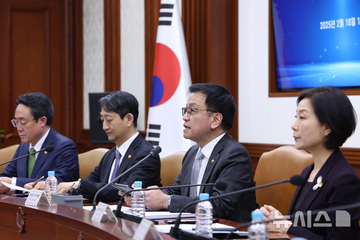 [서울=뉴시스] 조수정 기자 = 최상목 대통령 권한대행 부총리 겸 기획재정부 장관이 18일 정부서울청사에서 열린 수출전략회의를 주재하고 있다. 2025.02.18. chocrystal@newsis.com