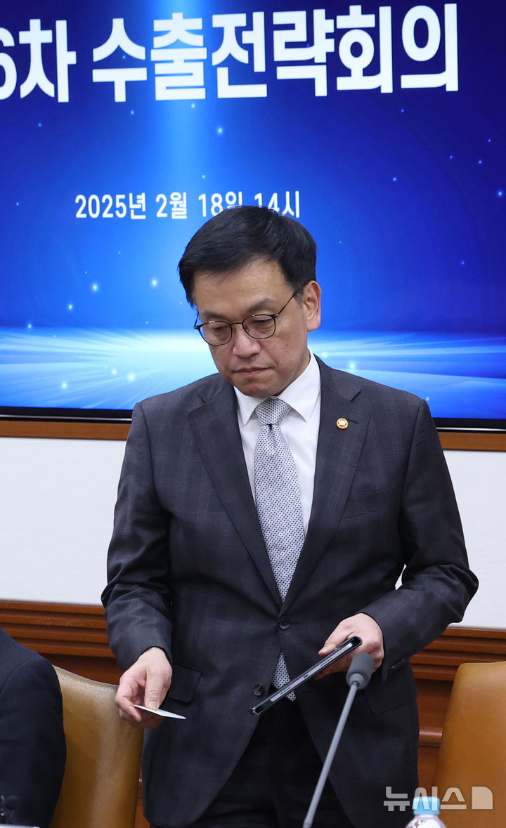 [서울=뉴시스] 조수정 기자 = 최상목 대통령 권한대행 부총리 겸 기획재정부 장관이 18일 정부서울청사에서 열린 수출전략회의에서 자리에 앉고 있다. 2025.02.18. chocrystal@newsis.com