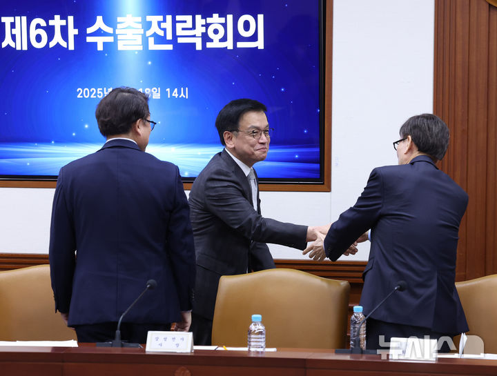 [서울=뉴시스] 조수정 기자 = 최상목 대통령 권한대행 부총리 겸 기획재정부 장관이 18일 정부서울청사에서 열린 수출전략회의에 입장하며 윤진식(오른쪽) 한국무역협회장, 박승희(왼쪽) 삼성전자 사장과 인사나누고 있다. 2025.02.18. chocrystal@newsis.com