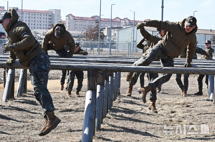 [평택=뉴시스] 김종택 기자 = 육군사관학교 생도들이 18일 경기도 평택시 캠프 험프리스 미2사단에서 오는 4월 미국 웨스트포인트에서 진행되는 샌드허스트 경연대회를 앞두고 장애물 훈련을 받고 있다.샌드허스트 경연대회는 전 세계 예비장교들이 전투체력과 전술적 응급처치, 장애물 극복 등 각종 전투기술을 겨루는 대회이다. 2025.02.18. jtk@newsis.com