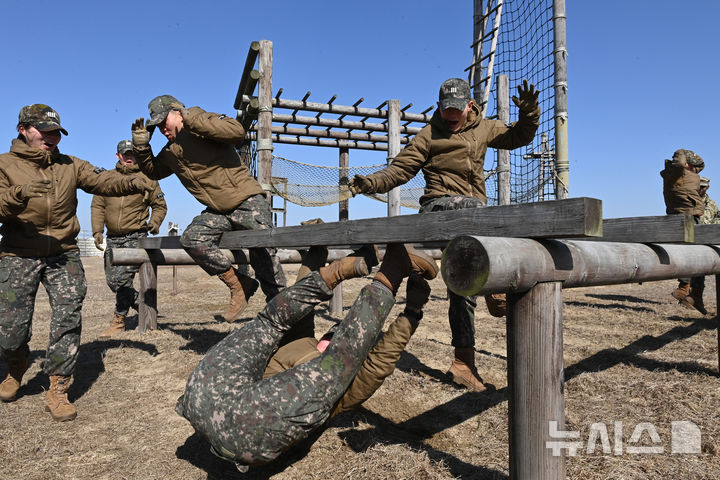 [평택=뉴시스] 김종택 기자 = 육군사관학교 생도들이 18일 경기도 평택시 캠프 험프리스 미2사단에서 오는 4월 미국 웨스트포인트에서 진행되는 샌드허스트 경연대회를 앞두고 장애물 훈련을 받고 있다.샌드허스트 경연대회는 전 세계 예비장교들이 전투체력과 전술적 응급처치, 장애물 극복 등 각종 전투기술을 겨루는 대회이다. 2025.02.18. jtk@newsis.com