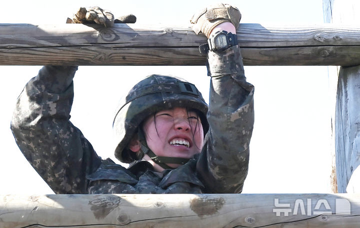 [평택=뉴시스] 김종택 기자 = 육군사관학교 생도들이 18일 경기도 평택시 캠프 험프리스 미2사단에서 오는 4월 미국 웨스트포인트에서 진행되는 샌드허스트 경연대회를 앞두고 장애물 훈련을 받고 있다.샌드허스트 경연대회는 전 세계 예비장교들이 전투체력과 전술적 응급처치, 장애물 극복 등 각종 전투기술을 겨루는 대회이다. 2025.02.18. jtk@newsis.com
