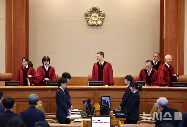[서울=뉴시스] 사진공동취재단 = 문형배 헌법재판소장 권한대행을 비롯한 재판관들이 18일 서울 종로구 헌법재판소에서 열린 윤석열 대통령 탄핵심판 9차 변론기일에 참석해 있다. 2025.02.18. photo@newsis.com