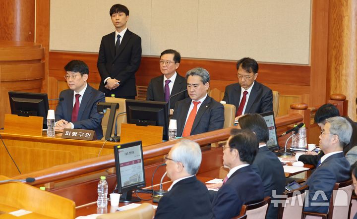 [서울=뉴시스] 사진공동취재단 = 윤석열 대통령 측 변호인단이 18일 서울 종로구 헌법재판소에서 열린 윤석열 대통령 탄핵심판 9차 변론기일에 참석해 있다. 이날 윤 대통령은 직접 의견을 발표할 것은 없으며 대리인단에 일임하는 것이 좋겠다고 판단해 서울구치소로 복귀했다. 2025.02.18. photo@newsis.com