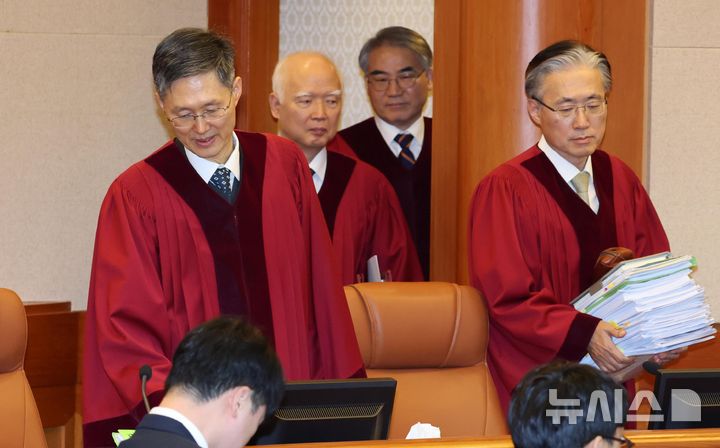 [서울=뉴시스] 사진공동취재단 = 문형배 헌법재판소장 권한대행을 비롯한 헌법재판관들이 지난달 18일 서울 종로구 헌법재판소에서 열린 '윤석열 대통령 탄핵심판 9차 변론'에 참석하고 있다. 2025.03.20. photo@newsis.com