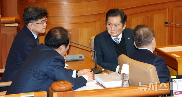 [서울=뉴시스] 사진공동취재단 = 정청래 국회 탄핵소추위원장과 변호인단이 18일 서울 종로구 헌법재판소에서 열린 '윤석열 대통령 탄핵심판 9차 변론'에 출석해 대화하고 있다. 2025.02.18. photo@newsis.com