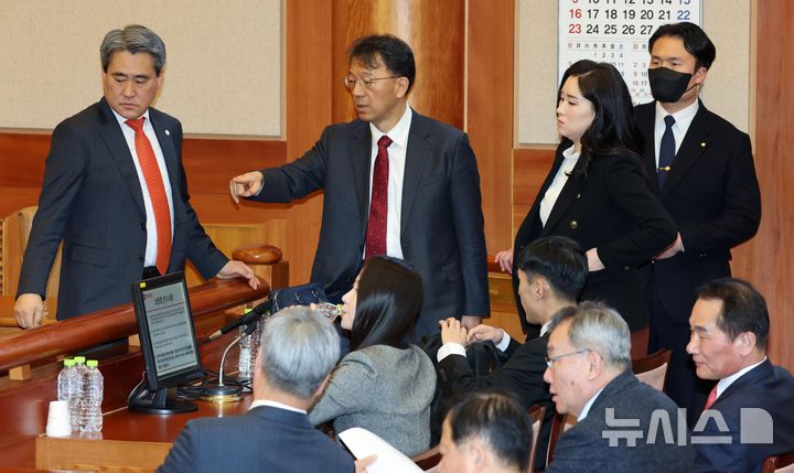 [서울=뉴시스] 사진공동취재단 = 윤석열 대통령 측 변호인단이 18일 서울 종로구 헌법재판소에서 열린 윤석열 대통령 탄핵심판 9차 변론기일에 참석하고 있다. 이날 윤 대통령은 직접 의견을 발표할 것은 없으며 대리인단에 일임하는 것이 좋겠다고 판단해 서울구치소로 복귀했다. 2025.02.18. photo@newsis.com