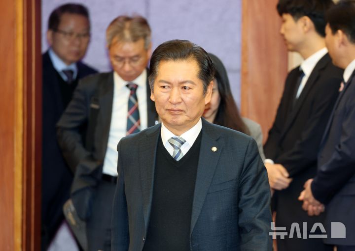 [서울=뉴시스] 사진공동취재단 = 정청래 국회 탄핵소추위원장과 변호인단이 18일 서울 종로구 헌법재판소에서 열린 '윤석열 대통령 탄핵심판 9차 변론'에 출석하고 있다. 2025.02.18. photo@newsis.com