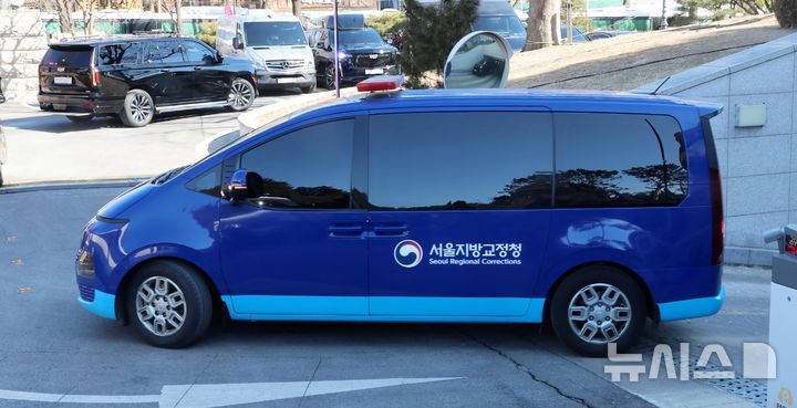 [서울=뉴시스] 사진공동취재단 = 윤석열 대통령 탄핵심판 9차 변론기일이 열린 18일 윤 대통령 탑승 호승차량이 서울 종로구 헌법재판소를 나서고 있다. 이날 윤 대통령은 직접 의견을 발표할 것은 없으며 대리인단에 일임하는 것이 좋겠다고 판단해 서울구치소로 복귀했다. 2025.02.18. photo@newsis.com